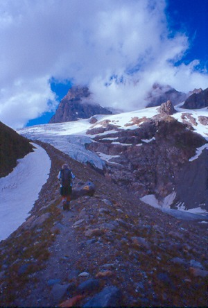 In cammino sul sentiero glaciologico Luigi Marson, dal rif. Bignami verso la vedretta di Fellaria Ovest (sullo sfondo).