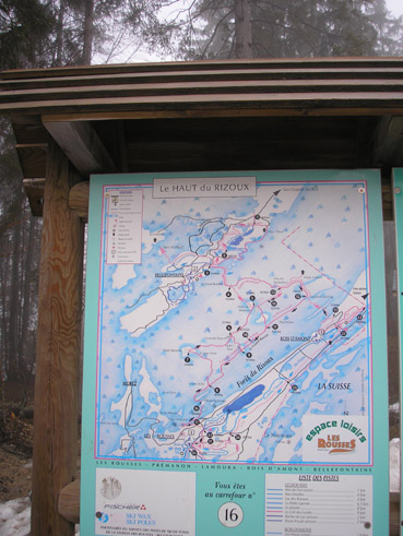 A volte si incontrano dei cartelli che illustrano la mappa delle piste da percorrere, qui nei pressi di Les Rousses.