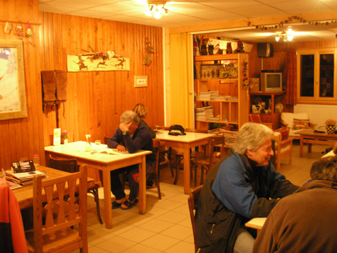 La calda atmosfera all'interno di una Gite d'Etape, nell'attesa dell'ora di cena "dner".