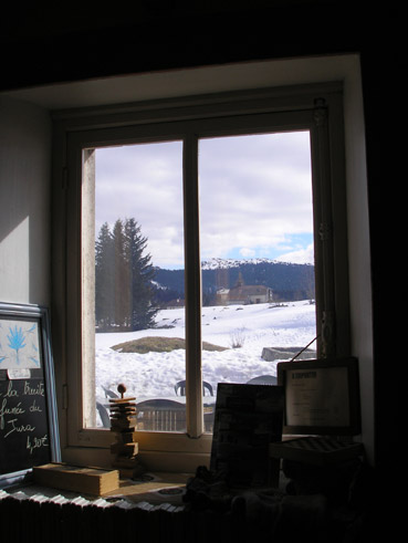Paesaggio visto dalla finestra di una Gite d'Etape intermedia, nei pressi di Lajoux.