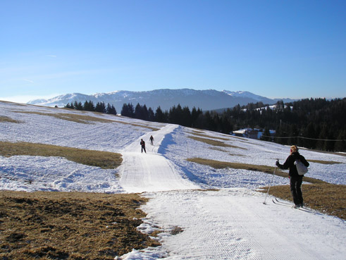 Grazie all'ottima manutenzione delle piste  possibile sciare anche dove scarseggia la neve, qui nei pressi di Les Molunes.