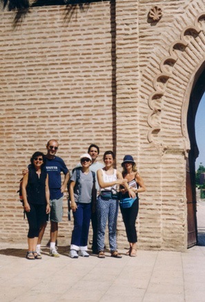 Foto di gruppo davanti all'ingresso della moschea di Koutubia (Marrakech).