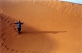 Discesa dalle dune di sabbia di Merzouga.