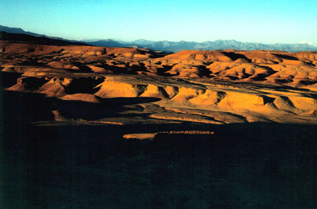 Tramonto sul deserto di roccia visto da Ait Ben Haddou.