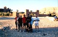 Foto di gruppo davanti alla Kasba di Ait Benhaddou. [FOTO INGRANDITA NON DISPONIBILE]