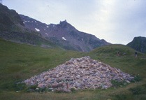 Plan des Dames con il caratteristico "Tumulus" di pietre, sullo sfondo il Col du Bonhomme.