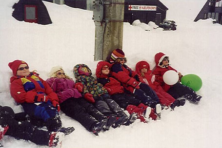 Bambini norvegesi in attesa del treno nella stazione di Finse.