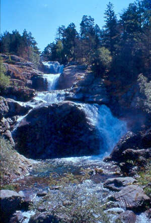 La cascata de Sant Esperit, lungo il sentiero per Aiguestortes.