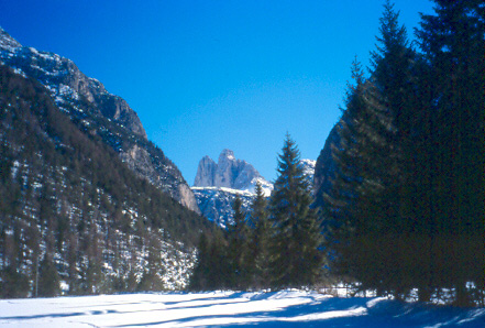 Vista sulle Tre Cime di Lavaredo, lungo il percorso della Dobbiaco-Cortina.