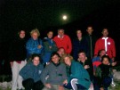 Foto di gruppo all'esterno del rifugio Sebastiani, prima della partenza (alle spalle la luna piena).