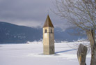 Val Venosta (Alto Adige): Il campanile di Curon nel lago di Resia ghiacciato.