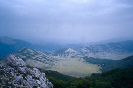 Monti del Cicolano: il Piano di Cornino lungo la salita per il monte Nuria.