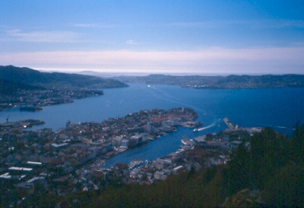 Norvegia - vista dall'alto del porto di Bergen.